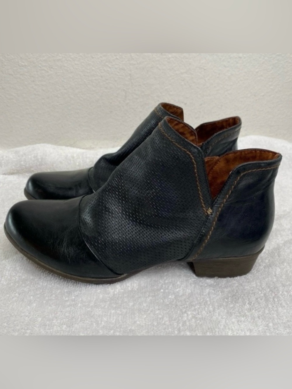 Cobb Hill Women's Black Almond Toe Zip Chunky Heel Leather Ankle Bootie Size 9.5